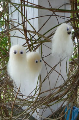  Make a sweet little white wool roving Halloween ghost with your children