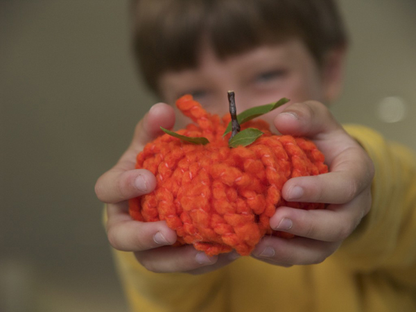 Make an Easy Yarn pumpking for Halloween Decorating : www.theMagicOnions.com